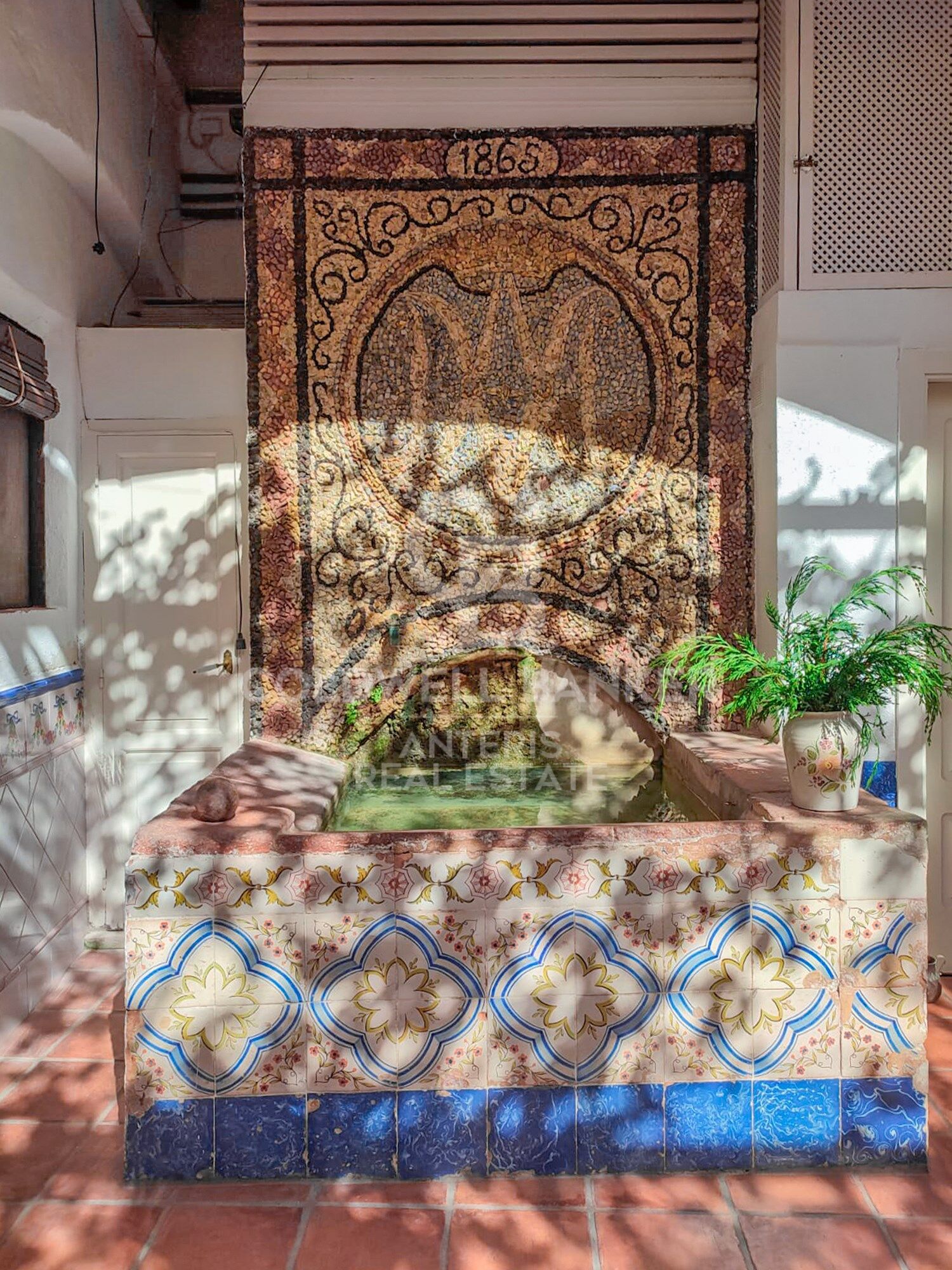 House with restaurant Investment opportunity