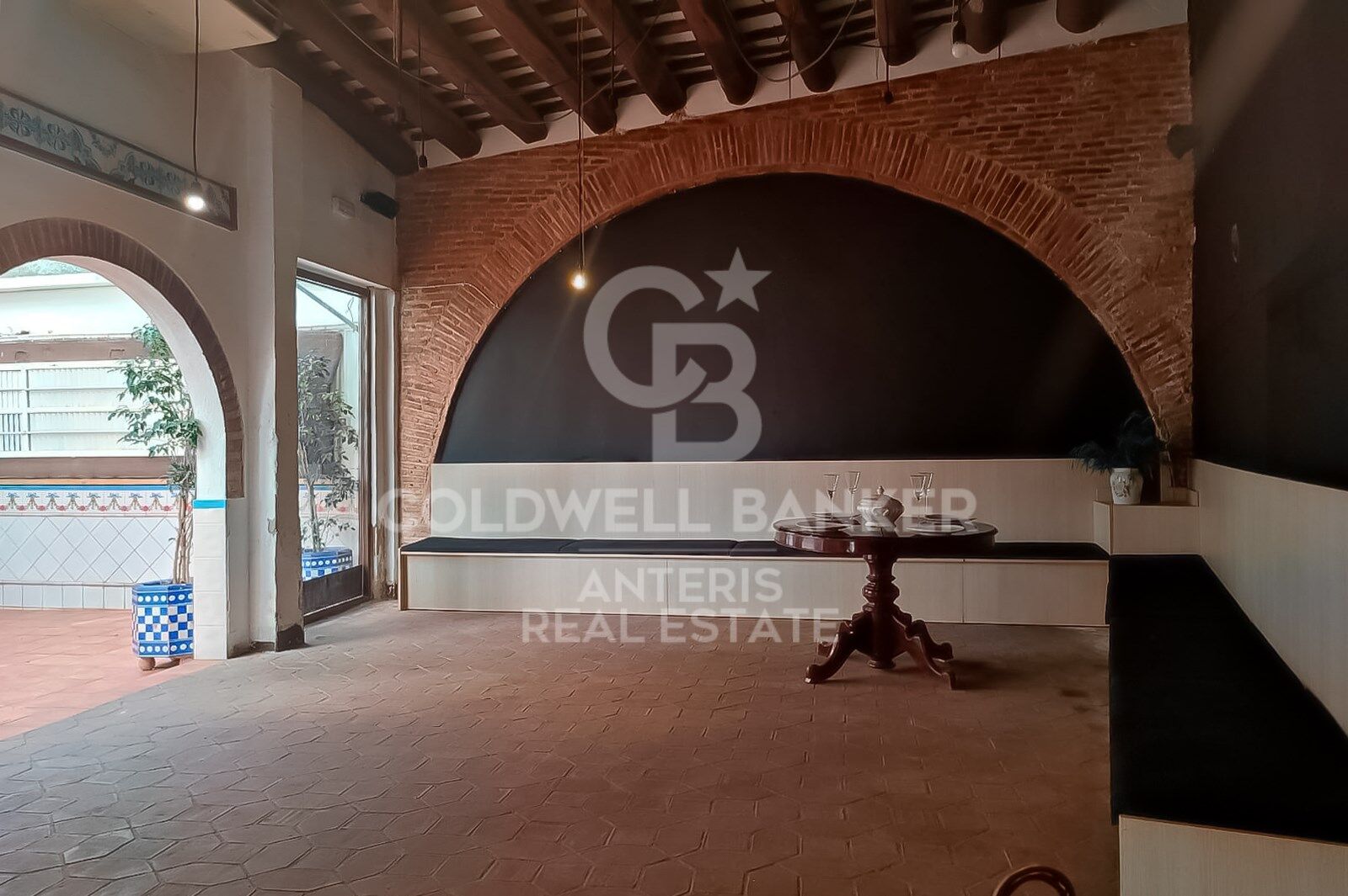 House with restaurant Investment opportunity