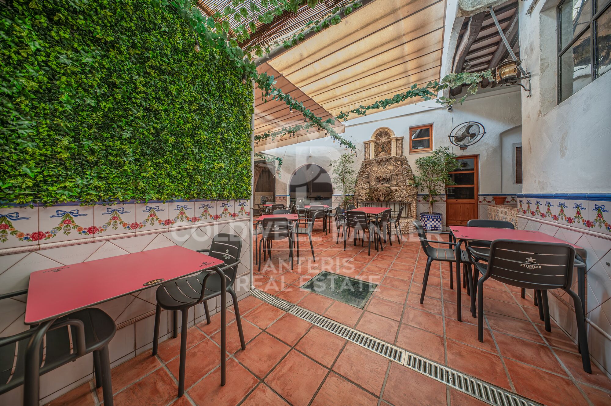 House with restaurant Investment opportunity