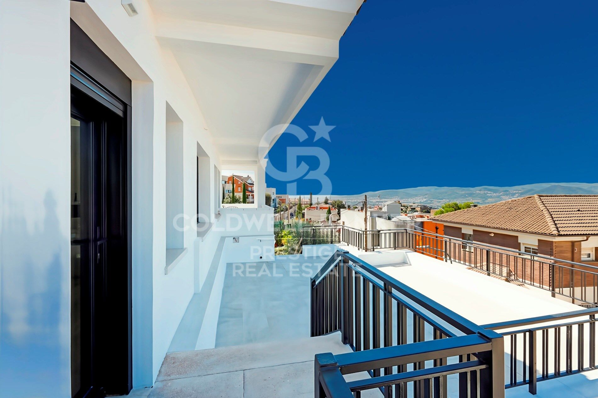 Espectacular casa reformada con piscina y vistas panorámicas en la Miranda,Barcelona