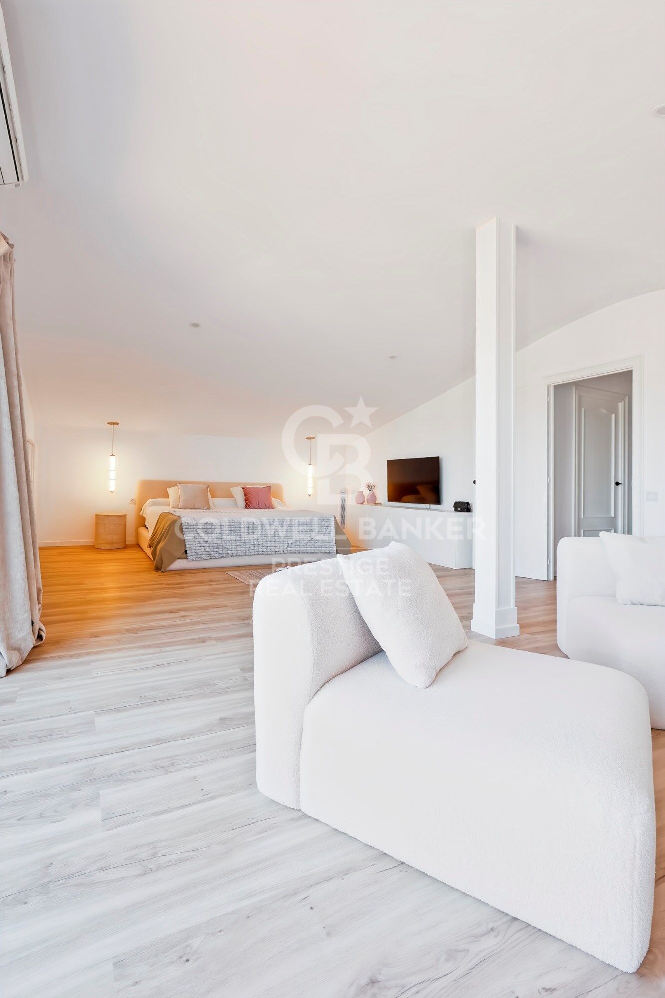 Espectacular casa reformada con piscina y vistas panorámicas en la Miranda,Barcelona