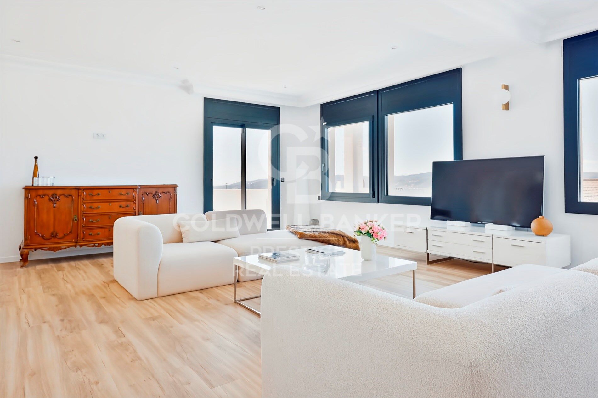 Spectacular renovated house with pool and panoramic views in La Miranda,Barcelona