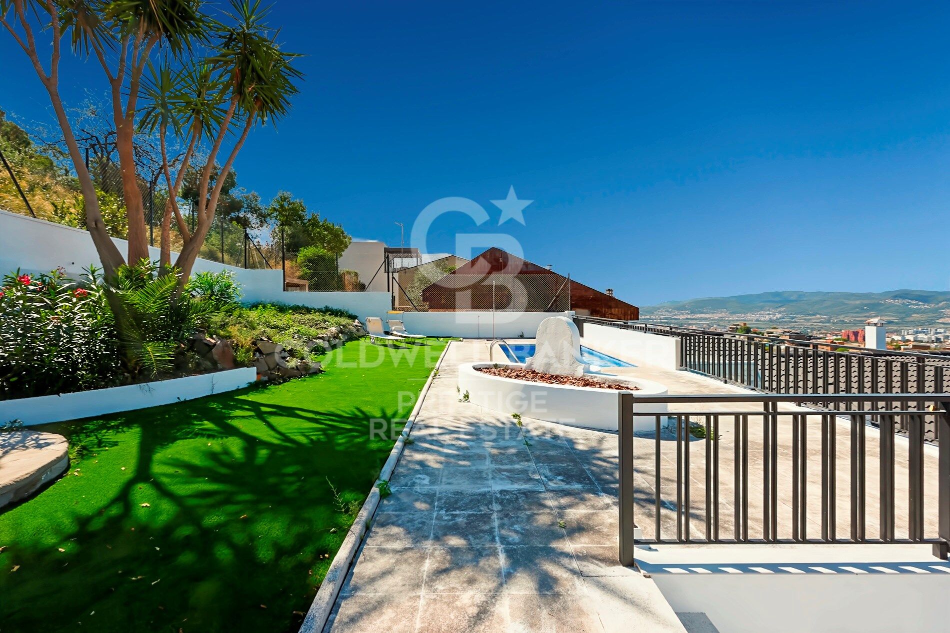 Spectaculaire maison rénovée avec piscine et vue panoramique à La Miranda,Barcelone