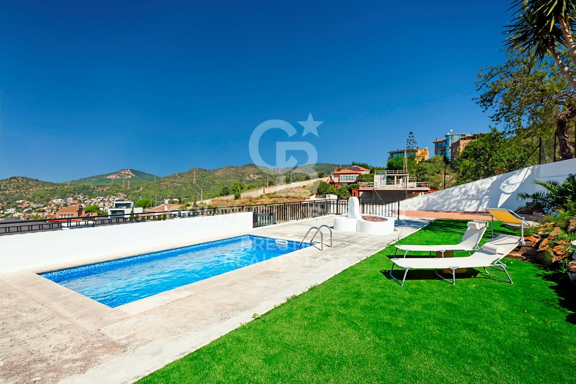Spectaculaire maison rénovée avec piscine et vue panoramique à La Miranda,Barcelone