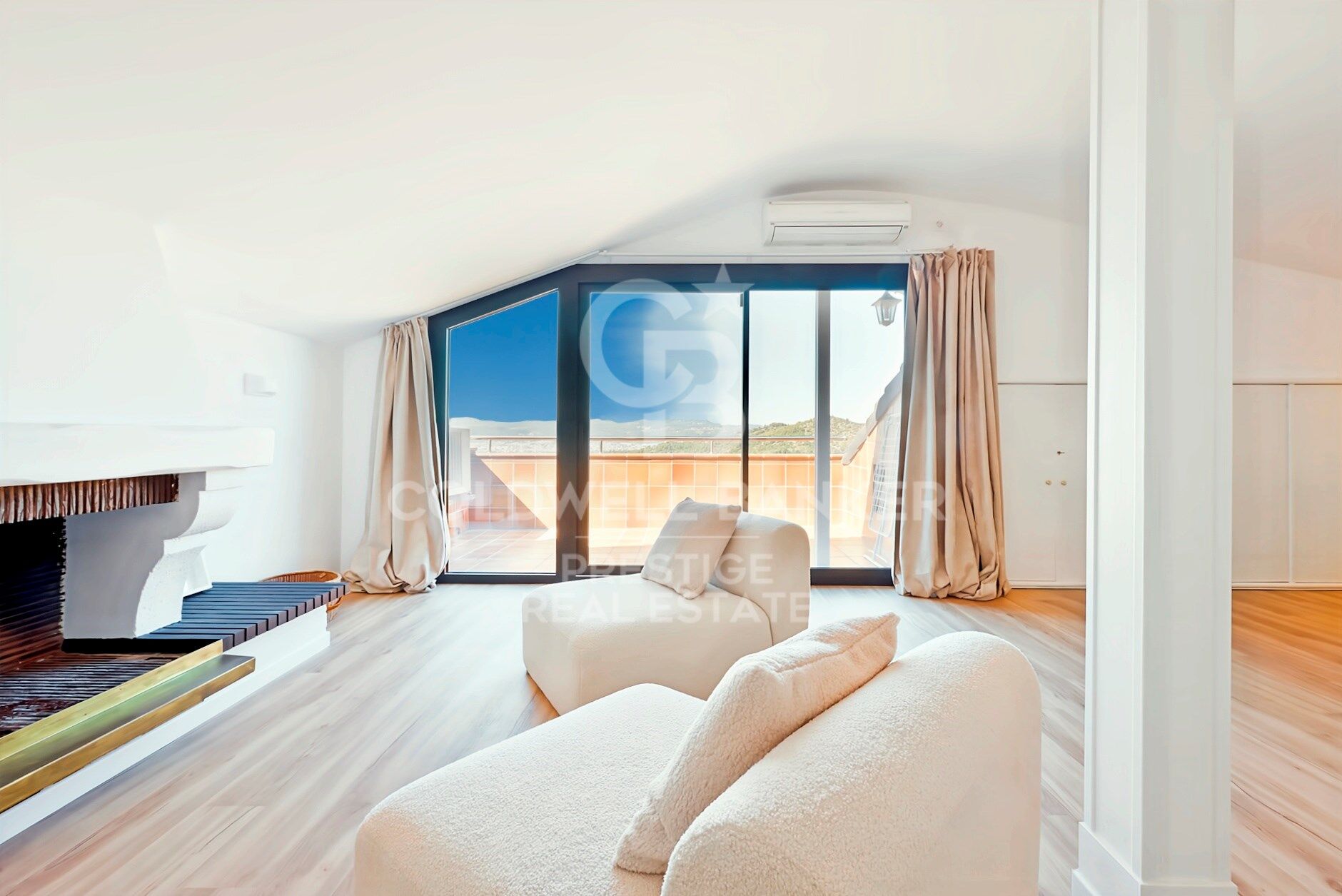Spectaculaire maison rénovée avec piscine et vue panoramique à La Miranda,Barcelone