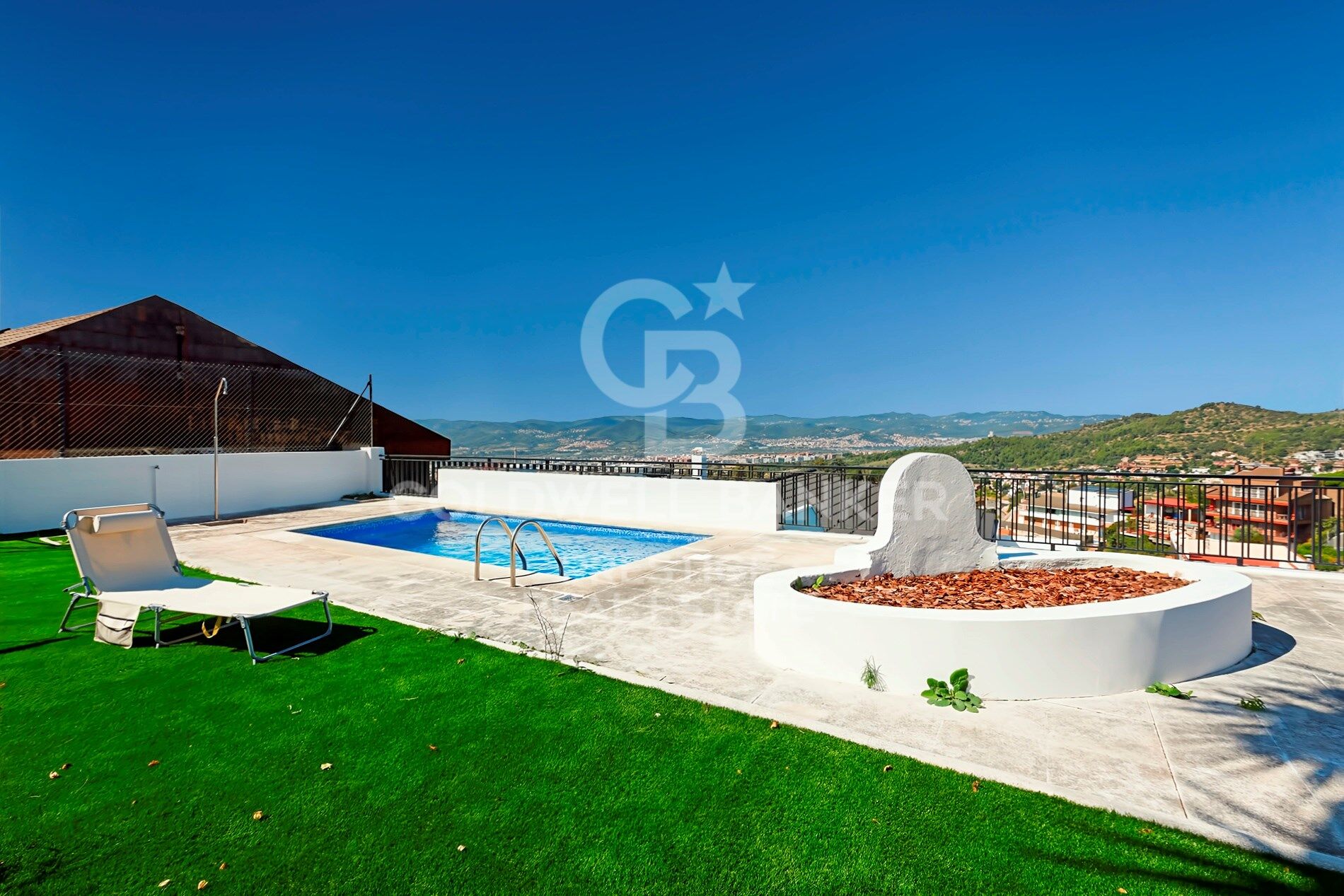 Espectacular casa reformada con piscina y vistas panorámicas en la Miranda,Barcelona