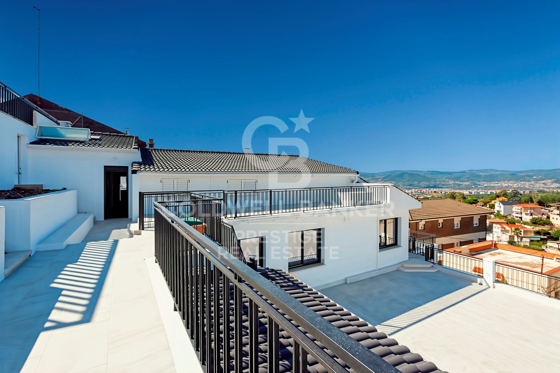 Espectacular casa reformada con piscina y vistas panorámicas en la Miranda,Barcelona