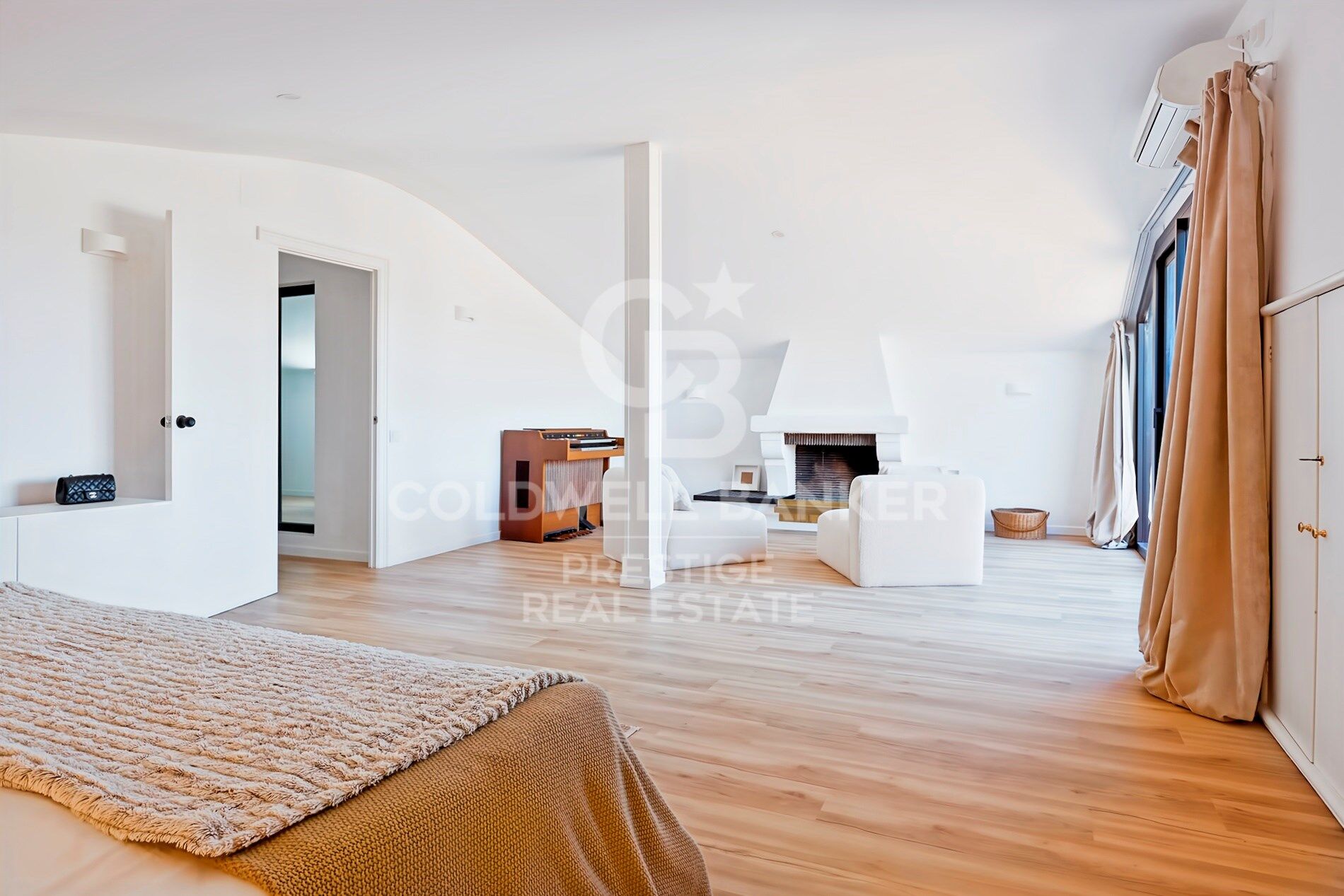 Espectacular casa reformada con piscina y vistas panorámicas en la Miranda,Barcelona