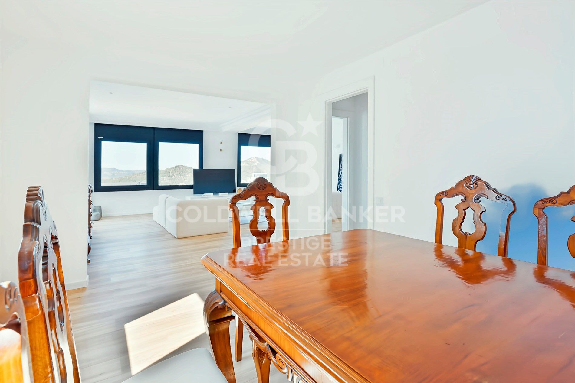 Espectacular casa reformada con piscina y vistas panorámicas en la Miranda,Barcelona