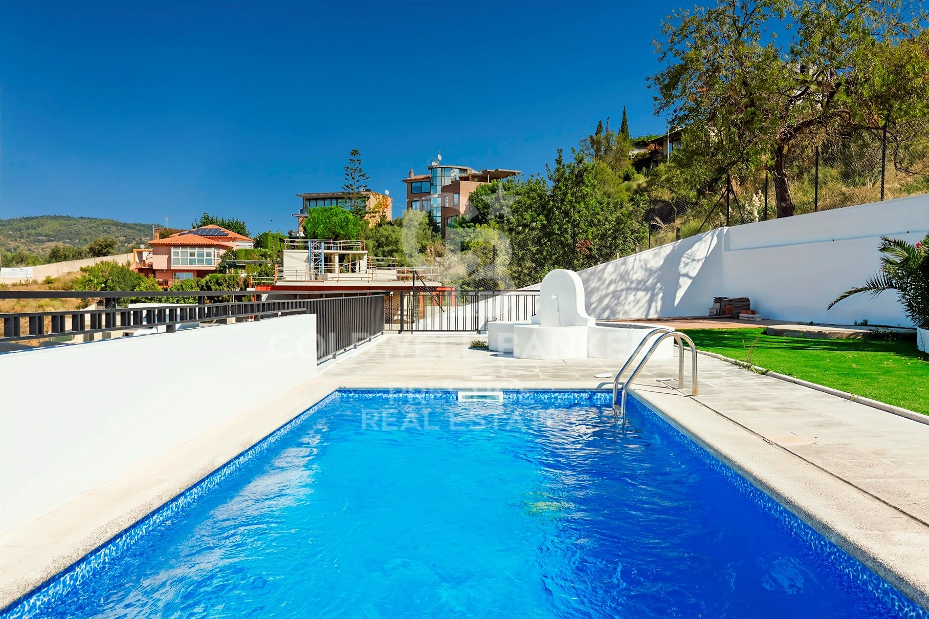 Espectacular casa reformada con piscina y vistas panorámicas en la Miranda,Barcelona
