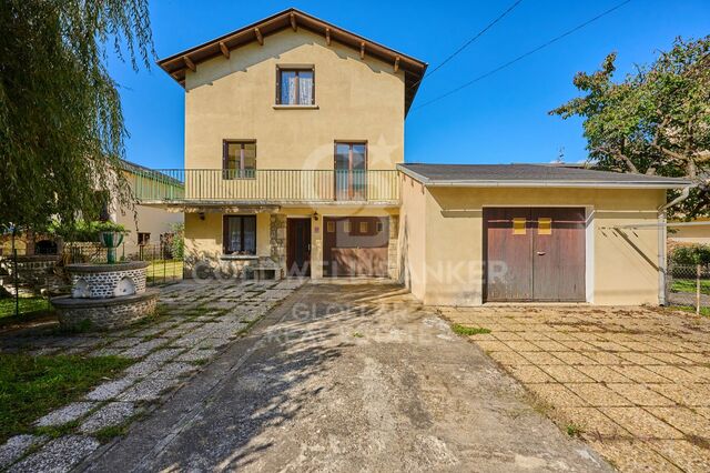 Casa independiente para reformar con jardín en Bourg-Madame