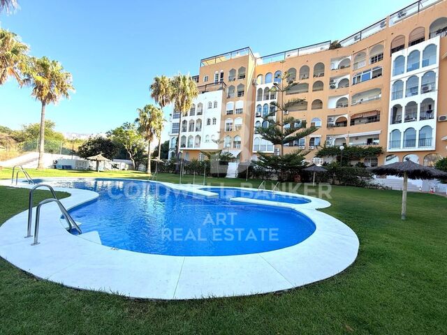 Bright apartment with spectacular sea and mountain views in Seghers, Estepona