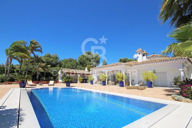 harming Andalusian-style villa with panoramic sea views in El Paraíso, Benahavís