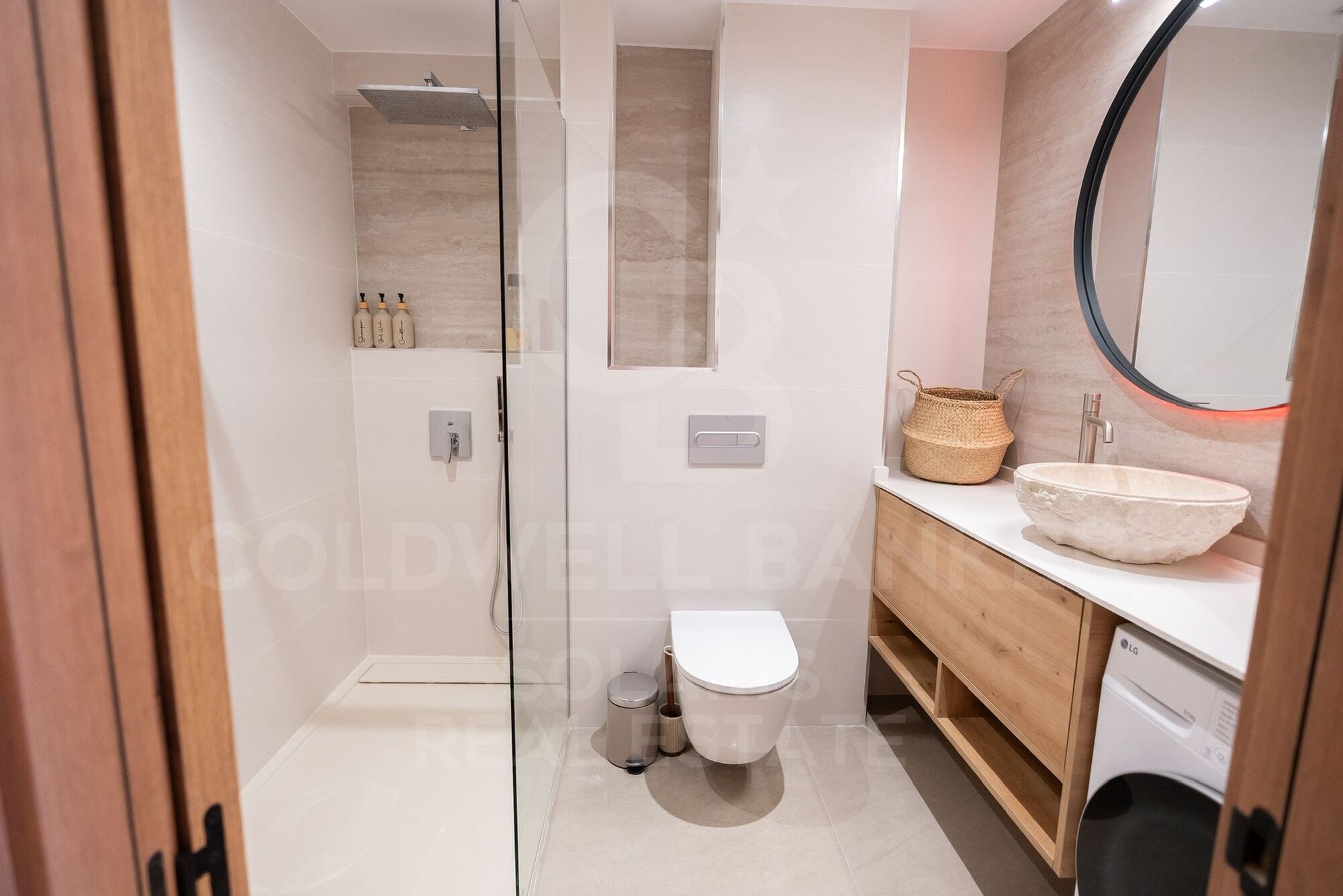 Modern 2-Bed, 2-Bath Apartment with Dressing Area & Guest Toilet