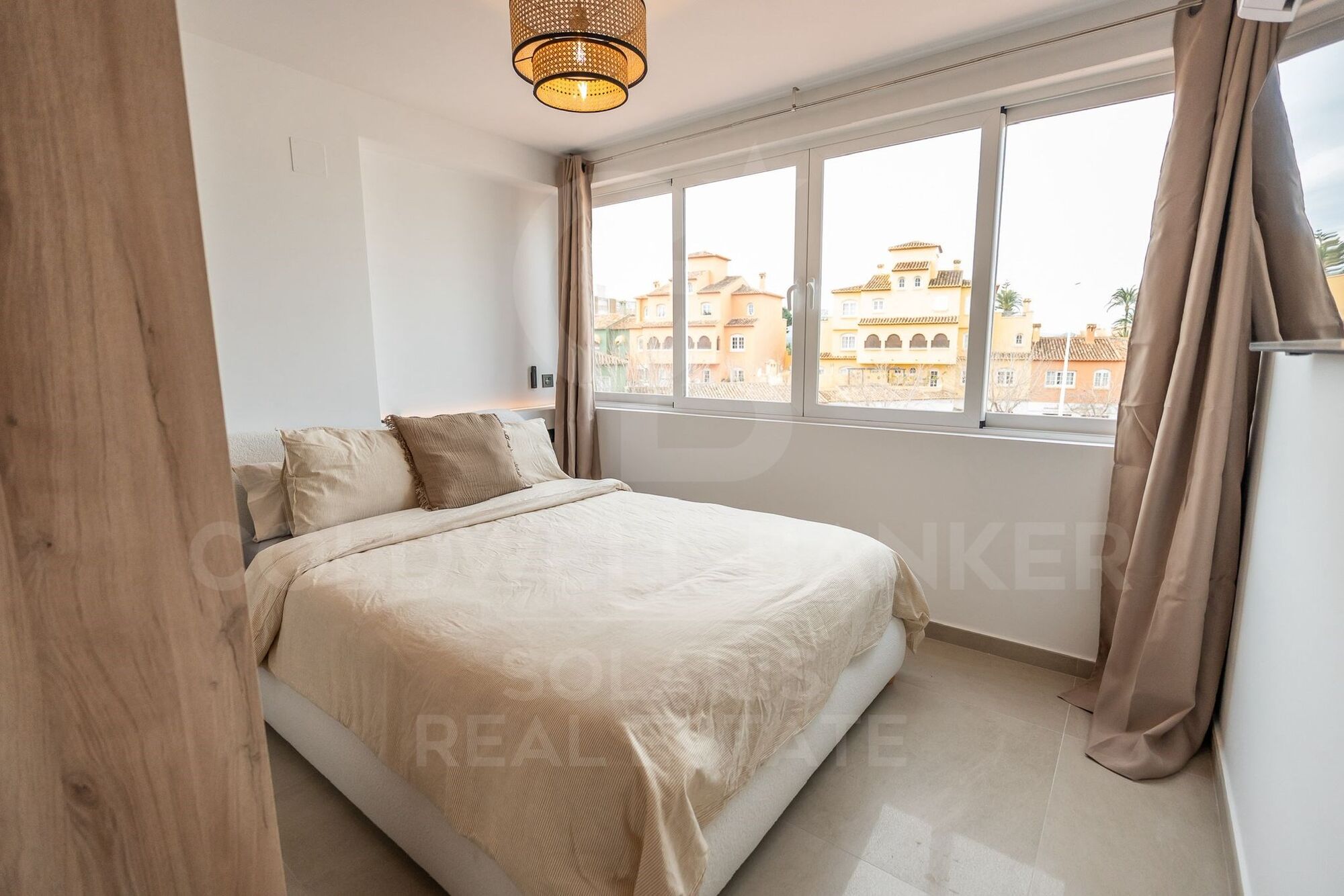 Modern 2-Bed, 2-Bath Apartment with Dressing Area & Guest Toilet