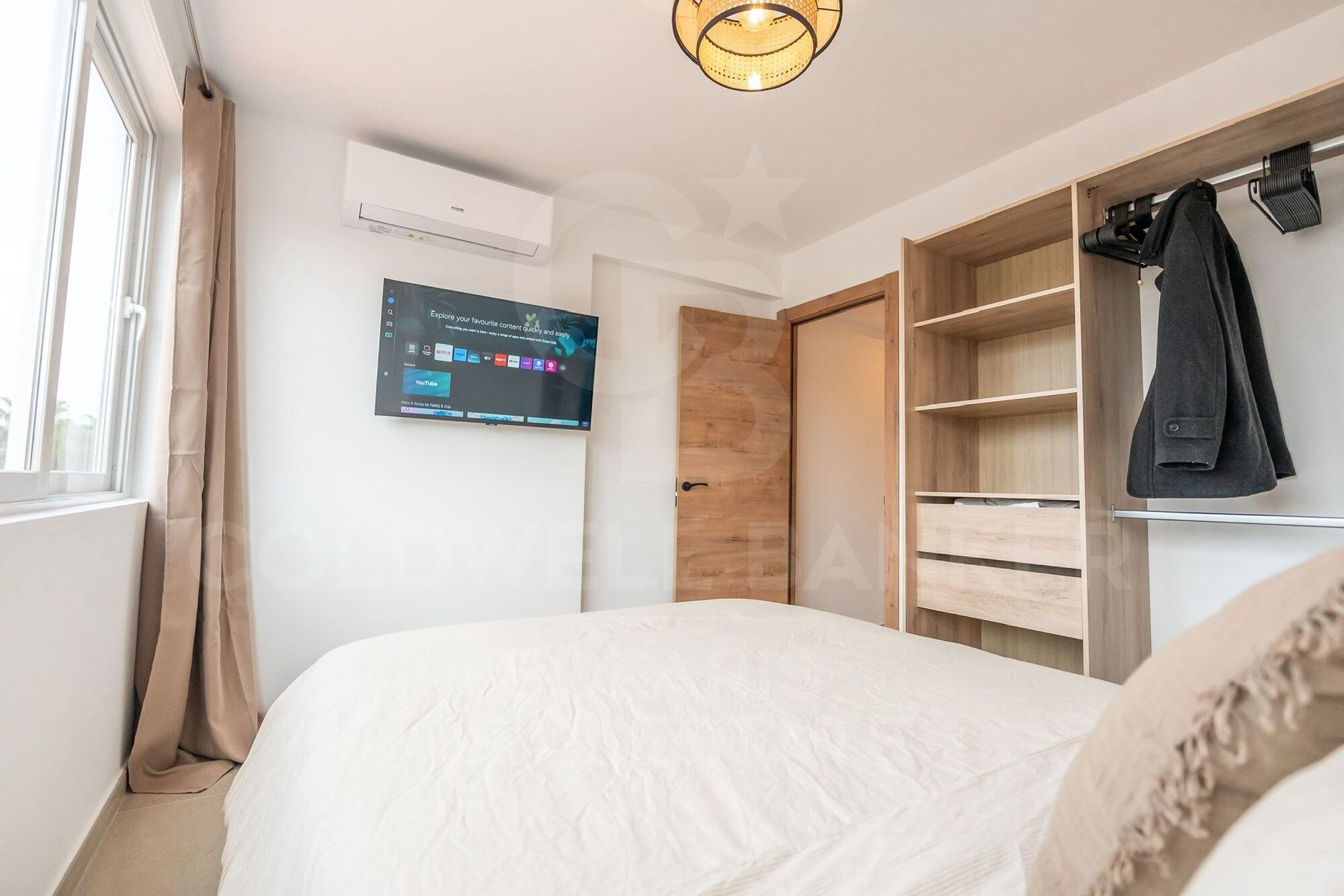 Modern 2-Bed, 2-Bath Apartment with Dressing Area & Guest Toilet