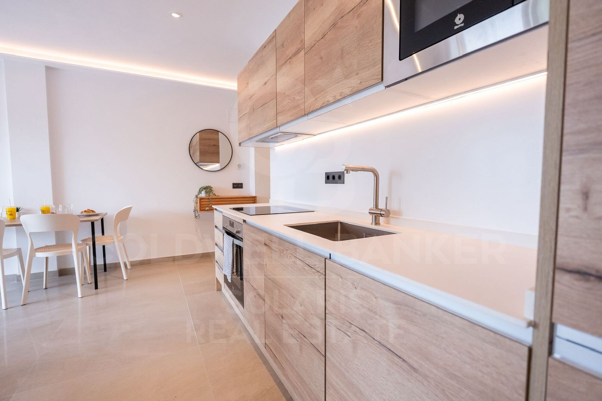 Appartement moderne de 2 chambres et 2 salles de bain avec dressing et toilettes invités