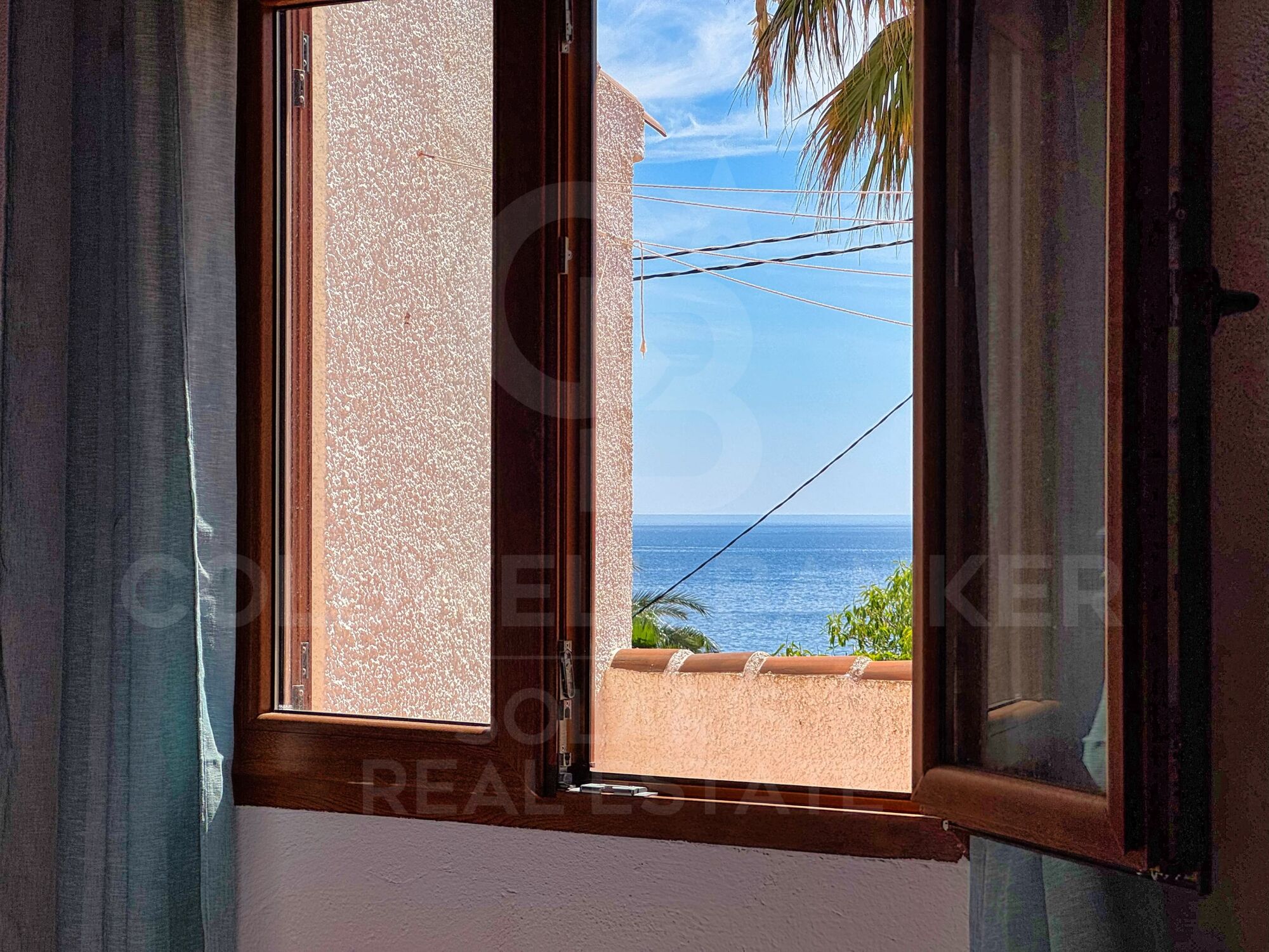 Mediterranes Duplex mit Meerblick und Tageslicht