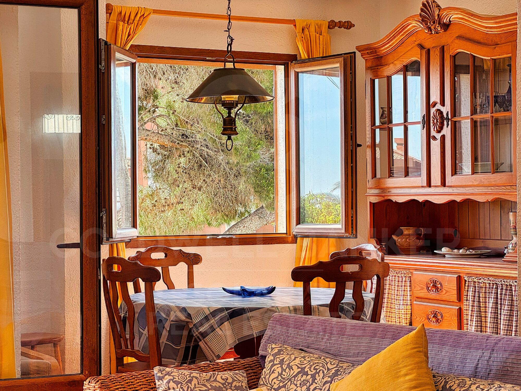 Dúplex Mediterráneo con Vistas al Mar y Luz Natural