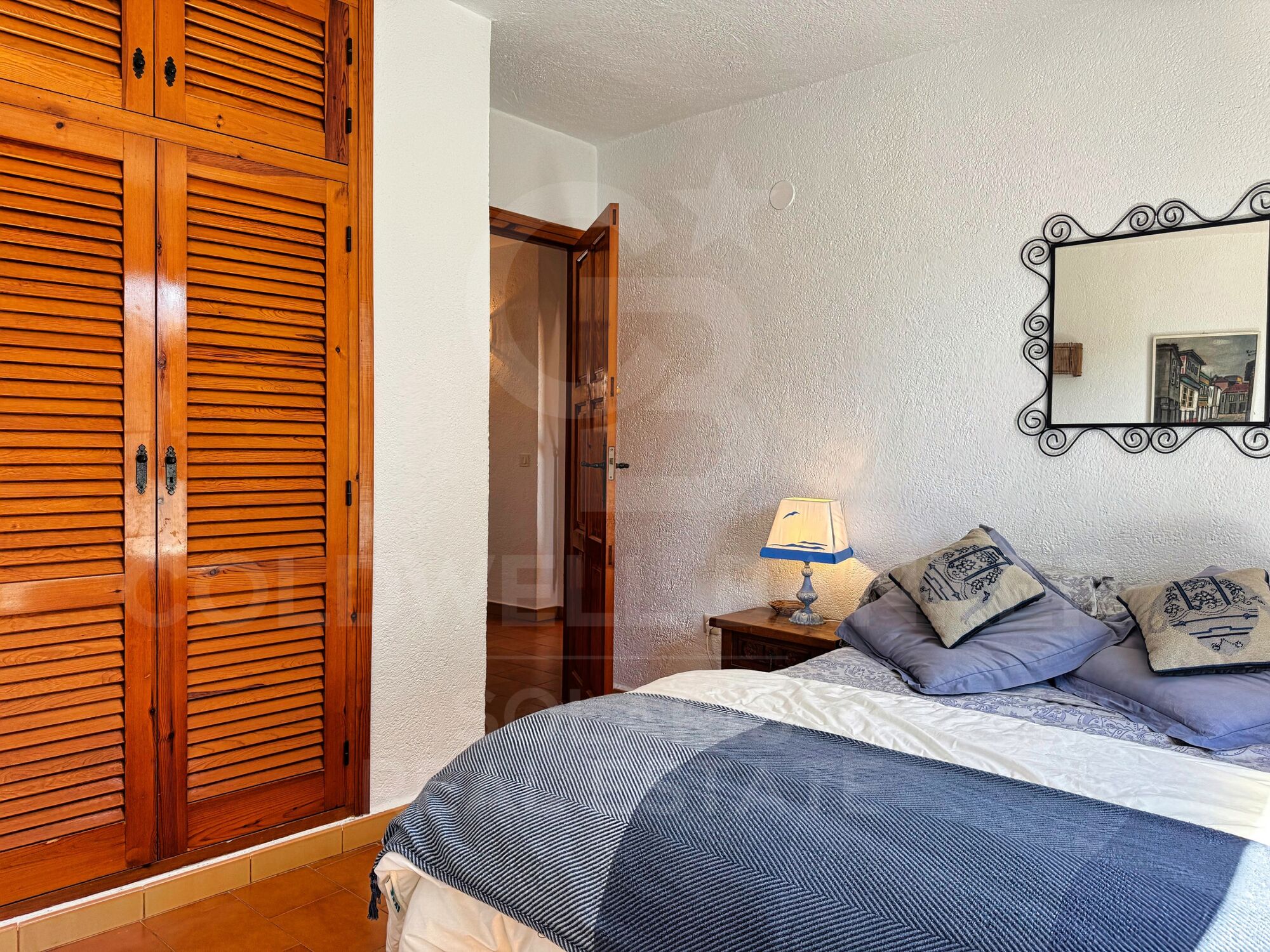 Duplex méditerranéen avec vue sur la mer et lumière naturelle