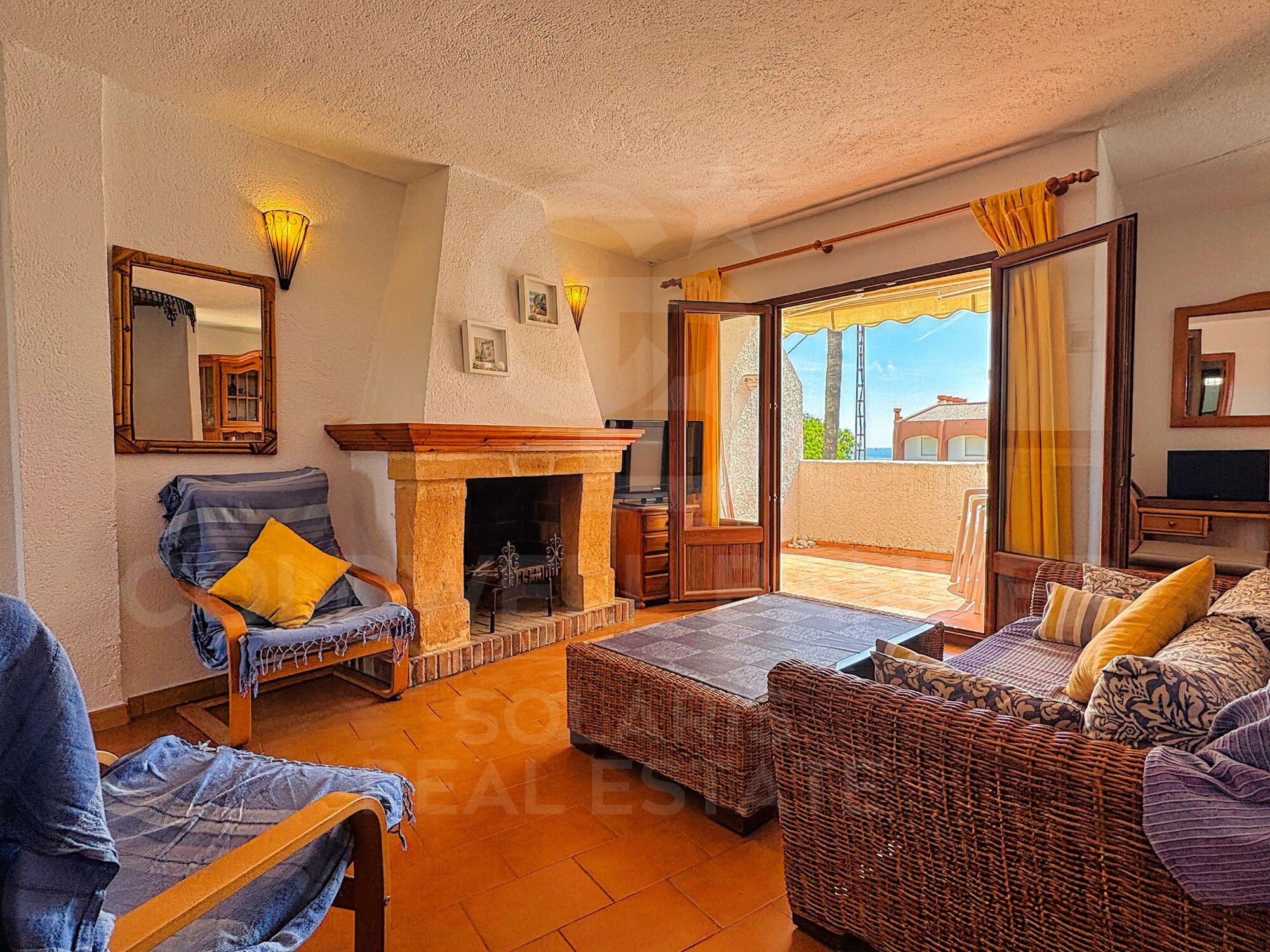 Duplex méditerranéen avec vue sur la mer et lumière naturelle