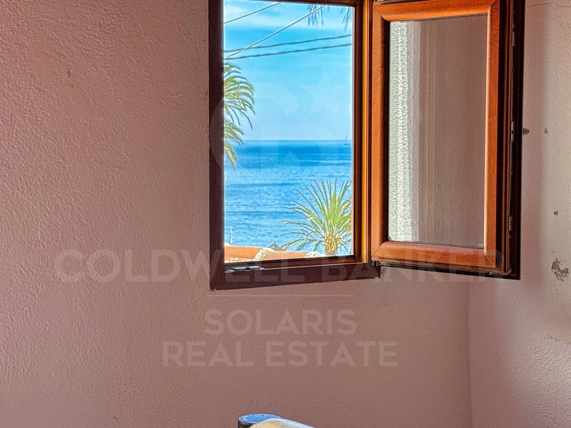 Duplex méditerranéen avec vue sur la mer et lumière naturelle