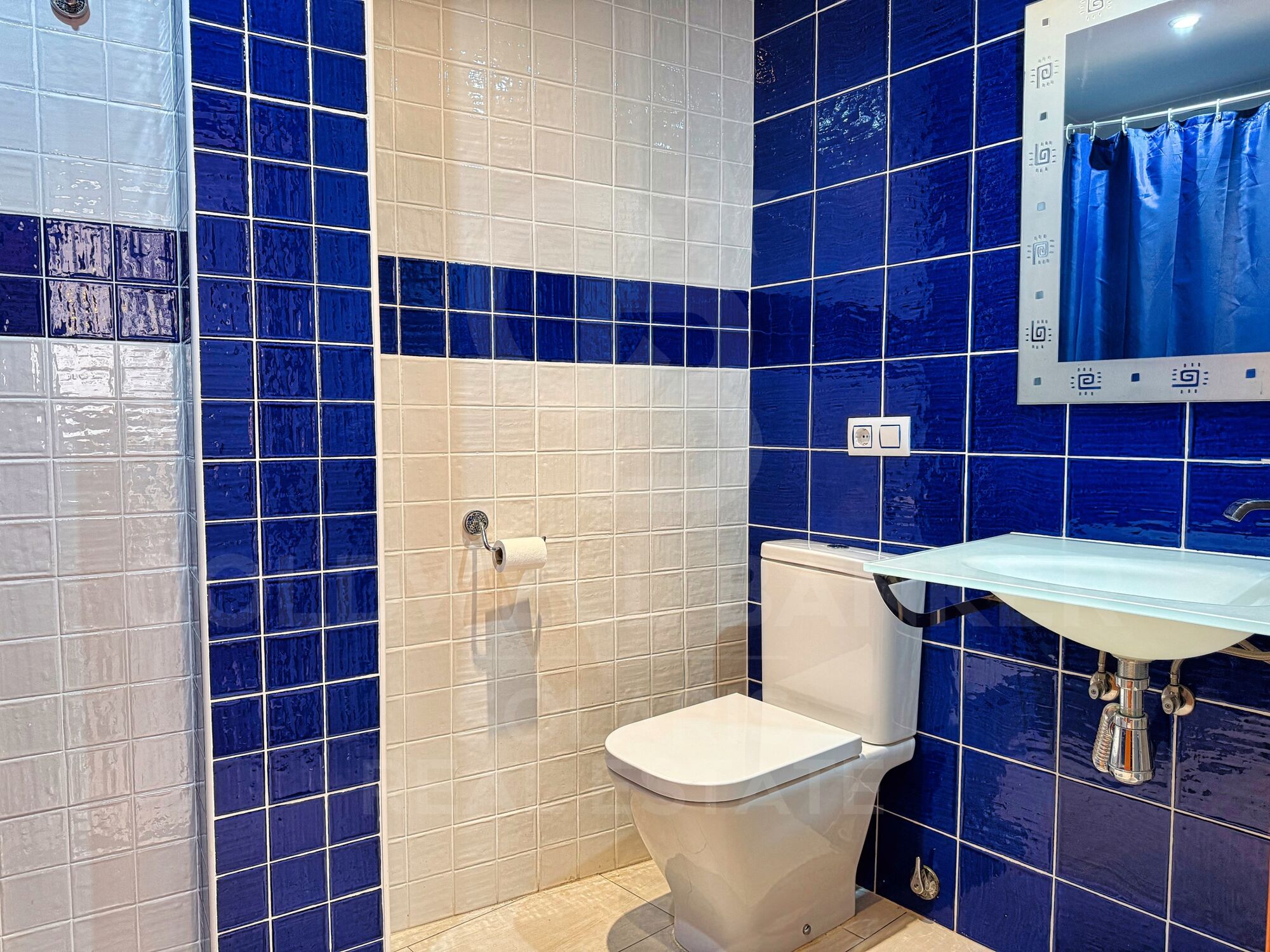 Duplex méditerranéen avec vue sur la mer et lumière naturelle