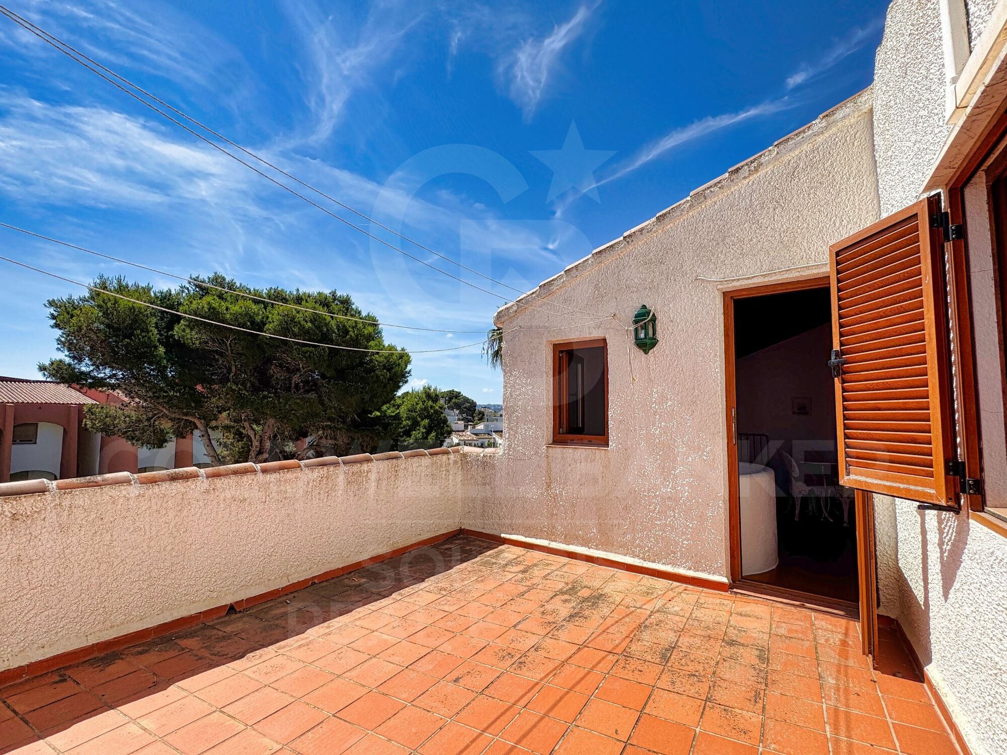 Duplex méditerranéen avec vue sur la mer et lumière naturelle