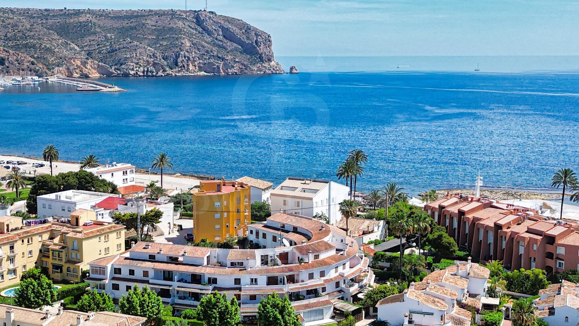 Duplex méditerranéen avec vue sur la mer et lumière naturelle