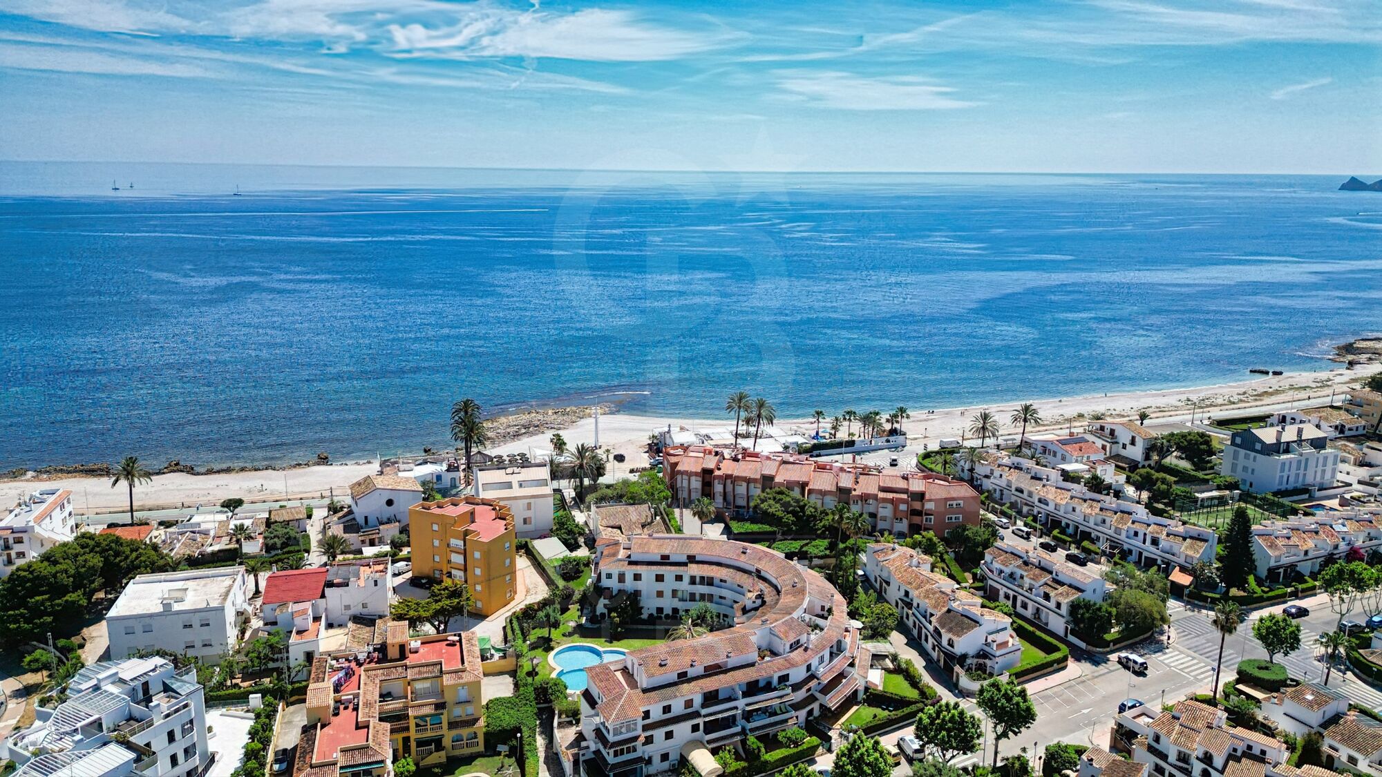 Duplex méditerranéen avec vue sur la mer et lumière naturelle