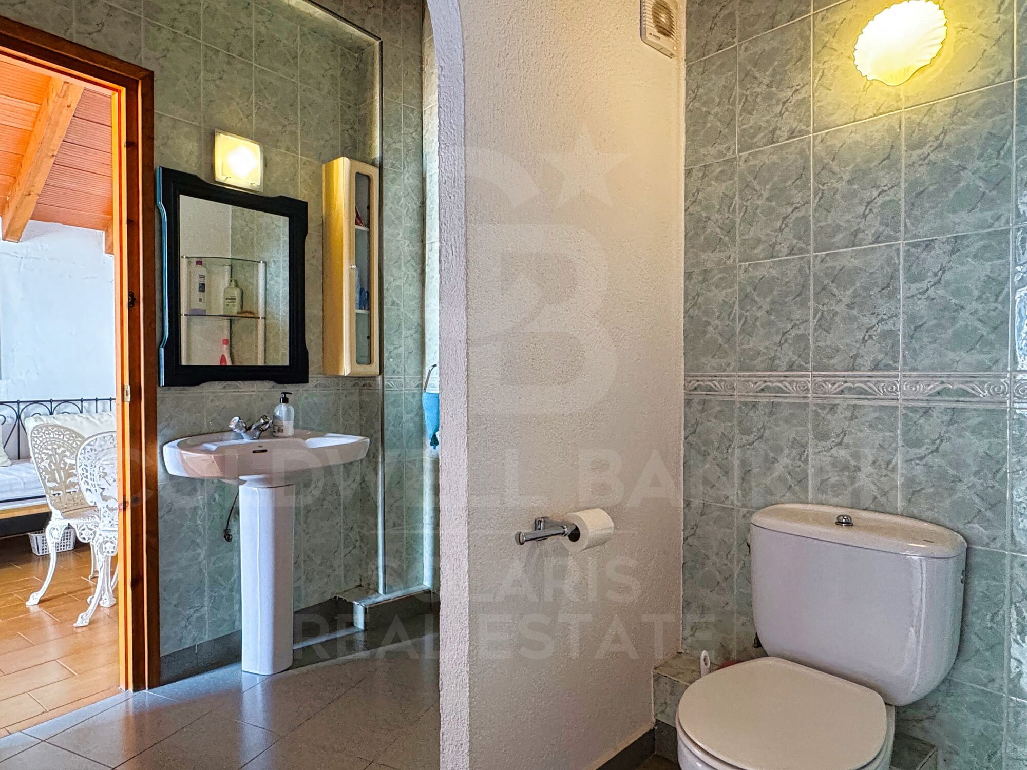 Duplex méditerranéen avec vue sur la mer et lumière naturelle