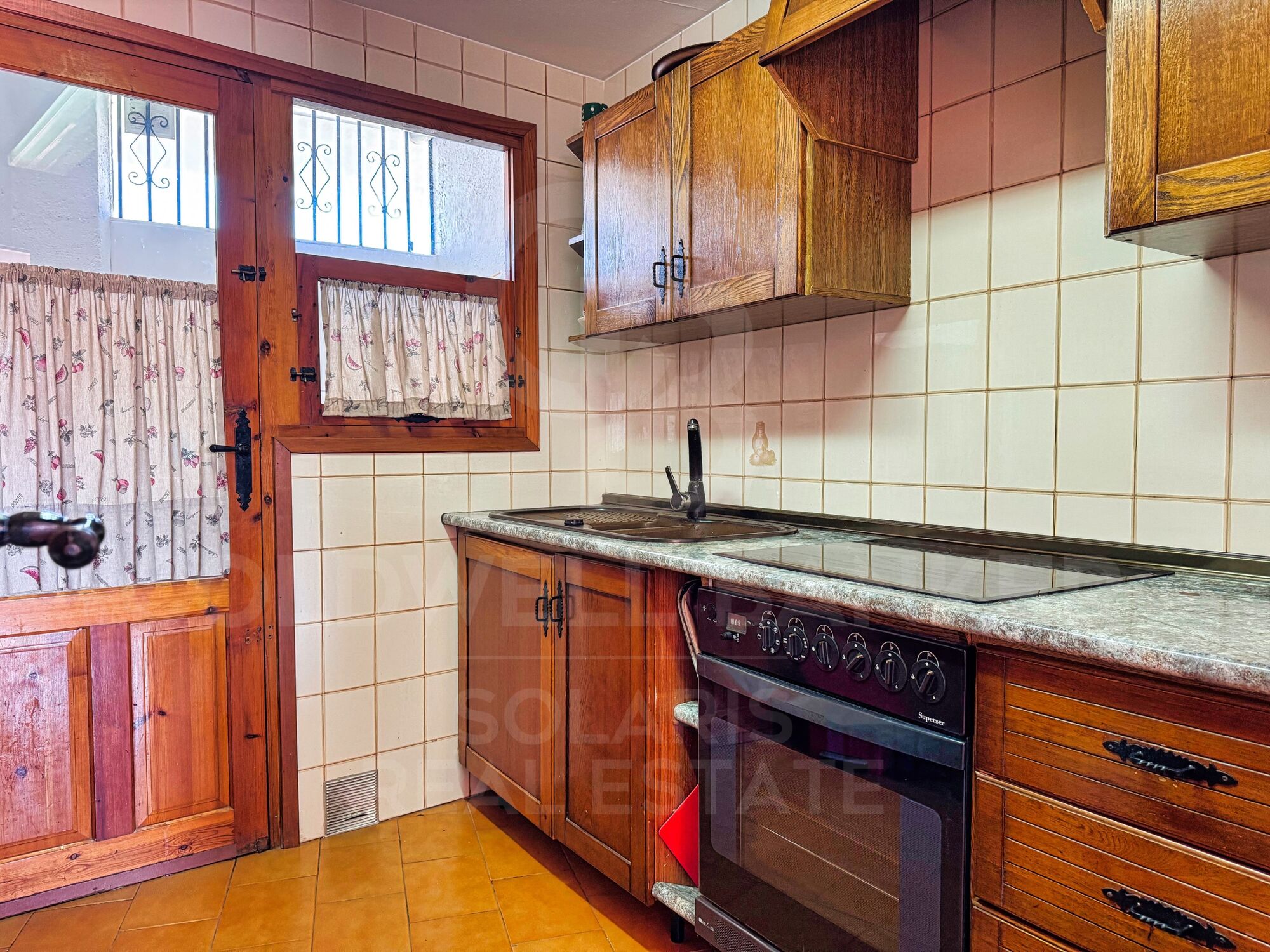 Dúplex Mediterráneo con Vistas al Mar y Luz Natural