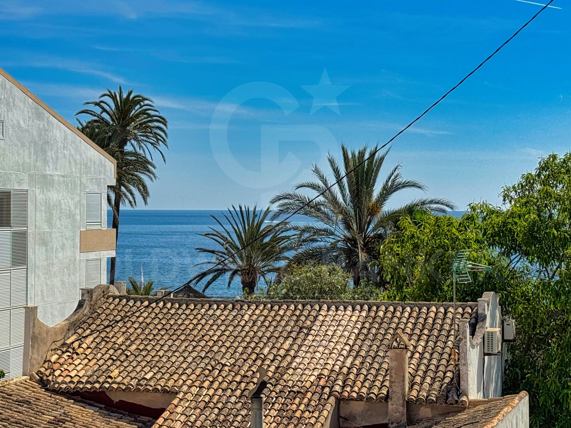 Mediterranes Duplex mit Meerblick und Tageslicht