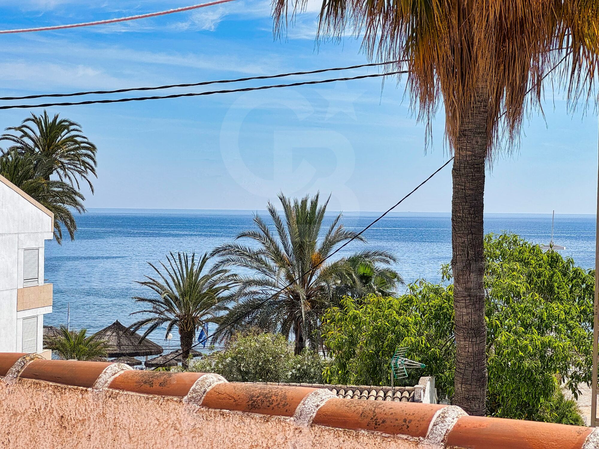 Mediterranes Duplex mit Meerblick und Tageslicht