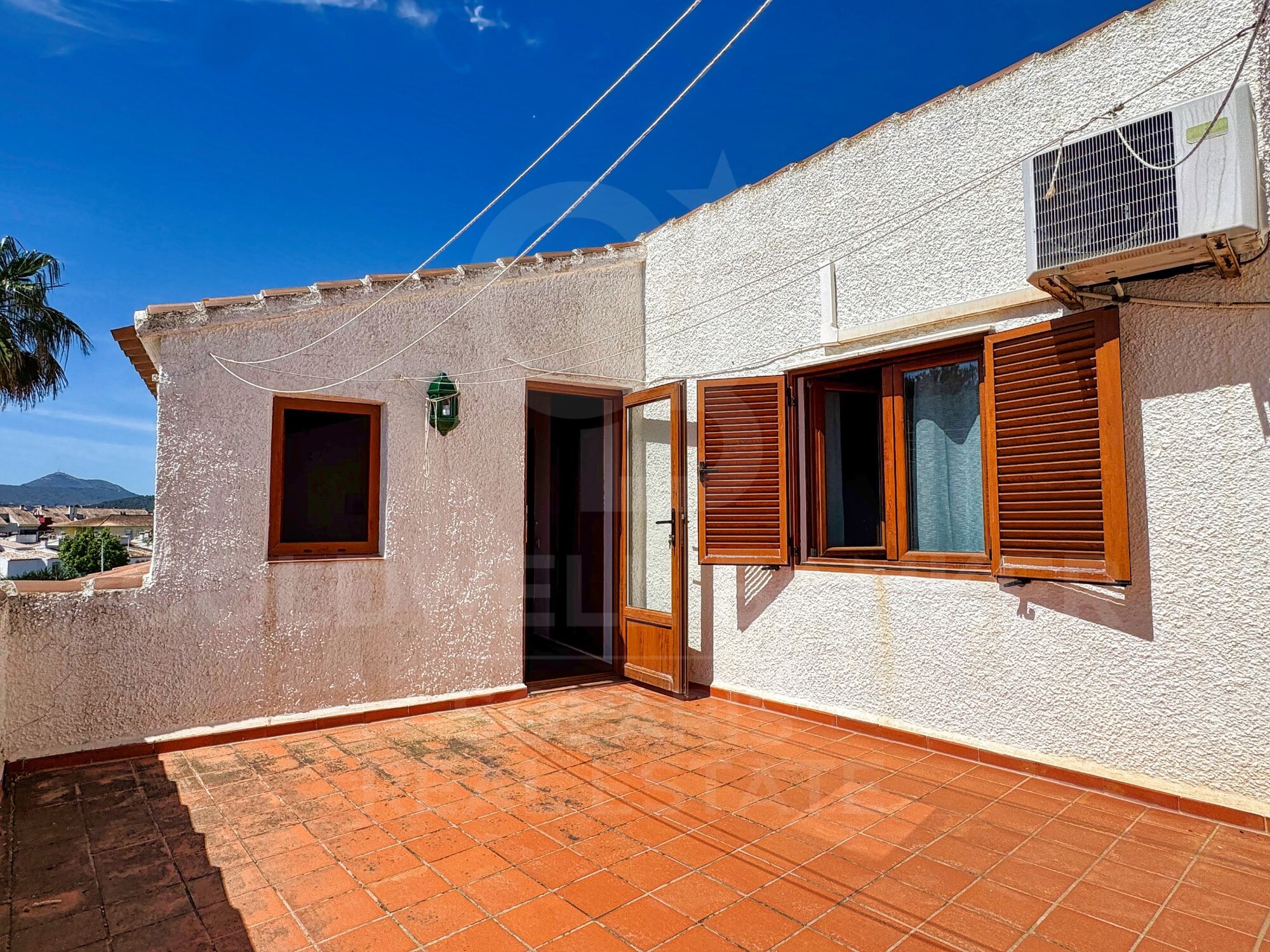 Mediterranes Duplex mit Meerblick und Tageslicht