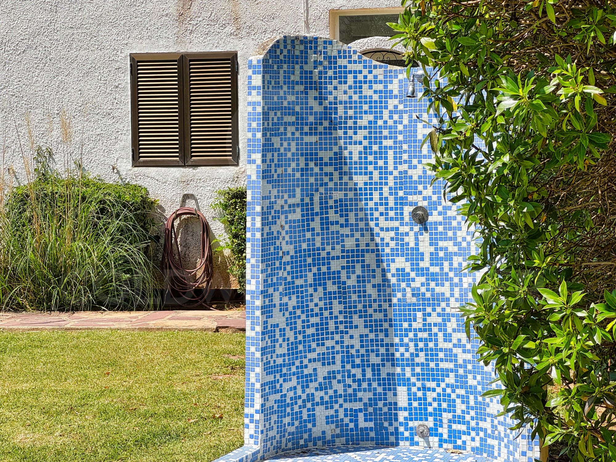 Mediterranes Duplex mit Meerblick und Tageslicht