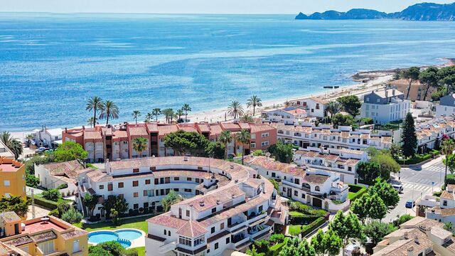 Mediterranes Duplex mit Meerblick und Tageslicht