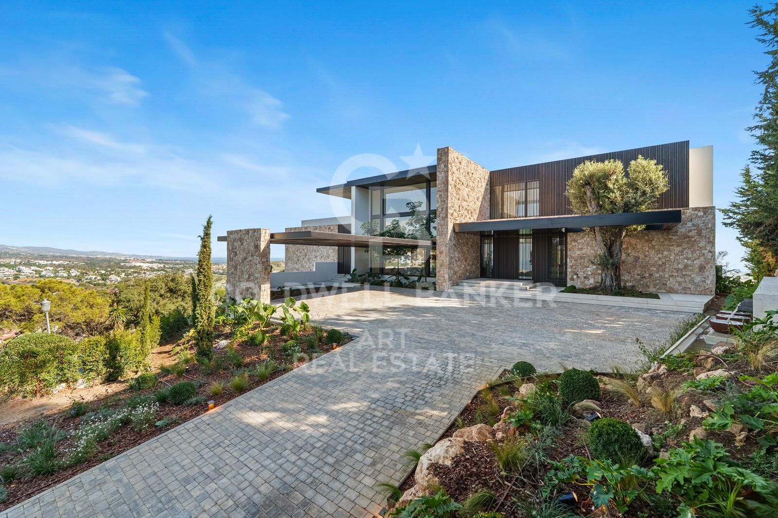 The epitome of contemporary luxury living in El Herrojo Alto, La Quinta, Benahavís