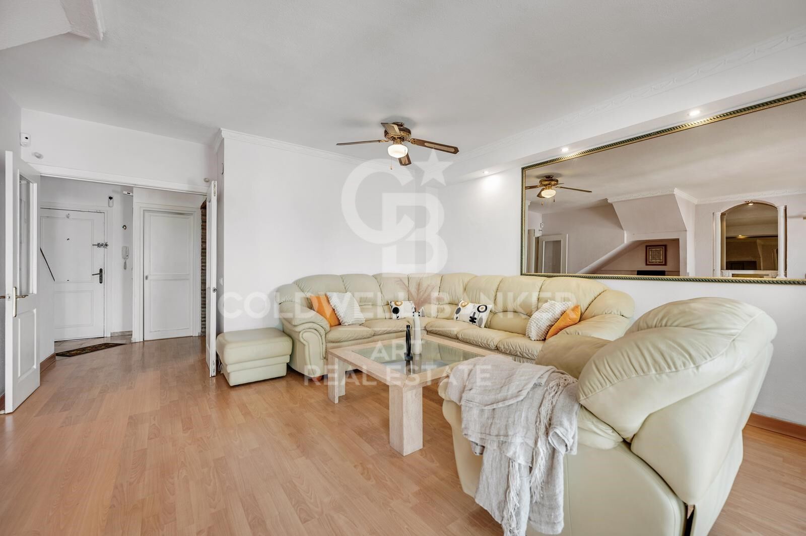 Elegant beachfront townhouse with private garden & direct pool access, El Rosario, Marbella