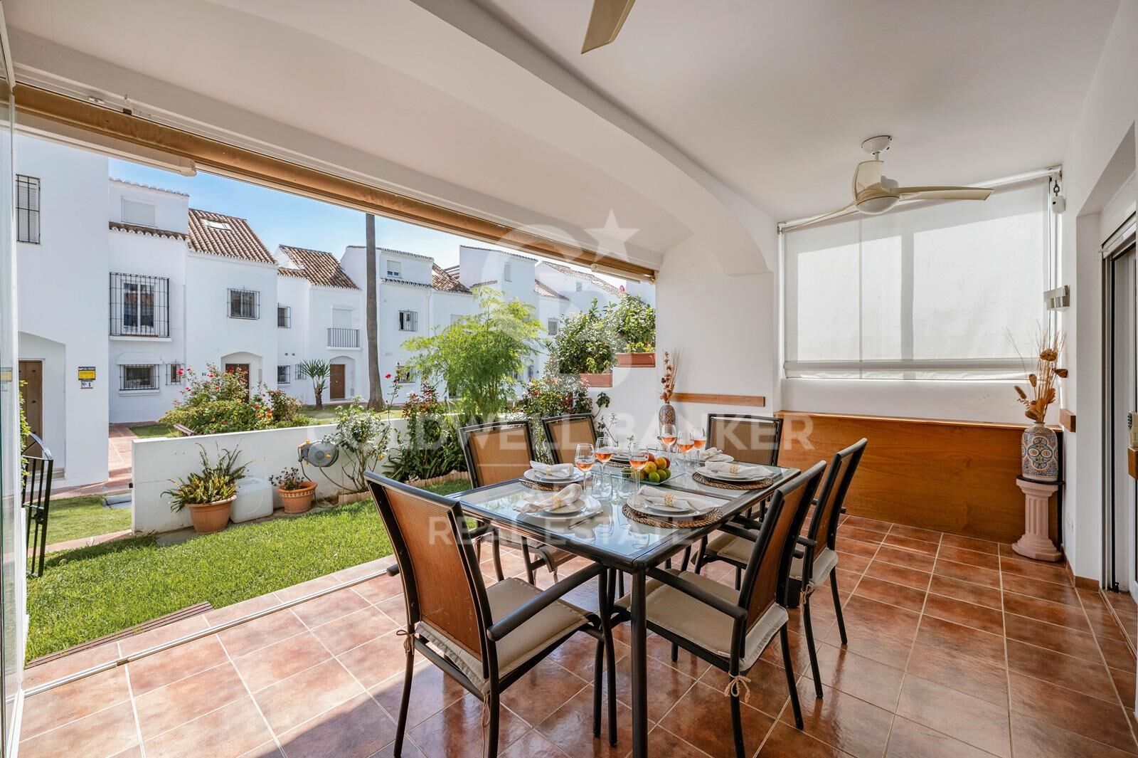 Elegante casa adosada en primera línea de playa con jardín privado y acceso directo a la piscina, El Rosario, Marbella
