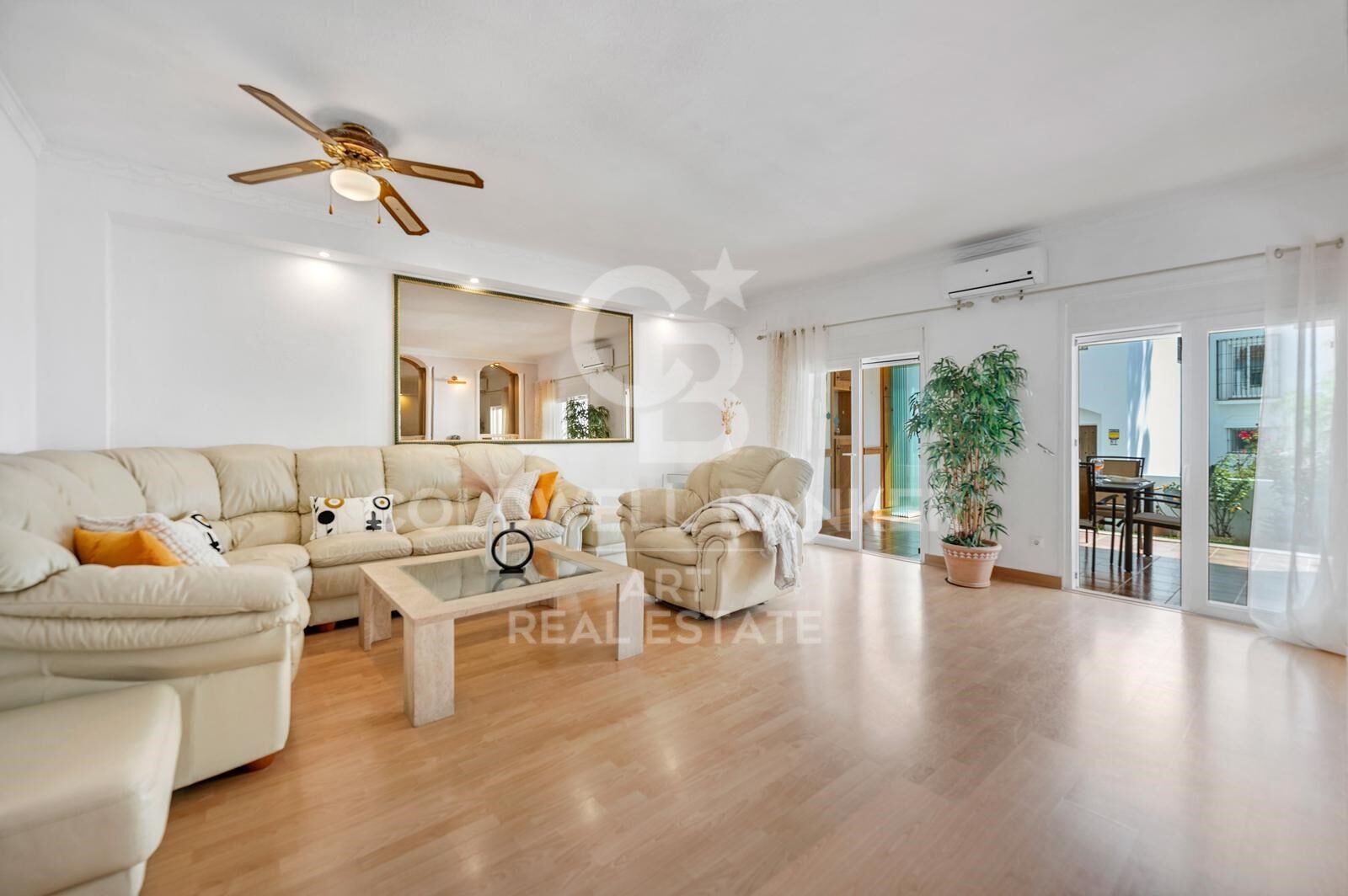 Elegante casa adosada en primera línea de playa con jardín privado y acceso directo a la piscina, El Rosario, Marbella