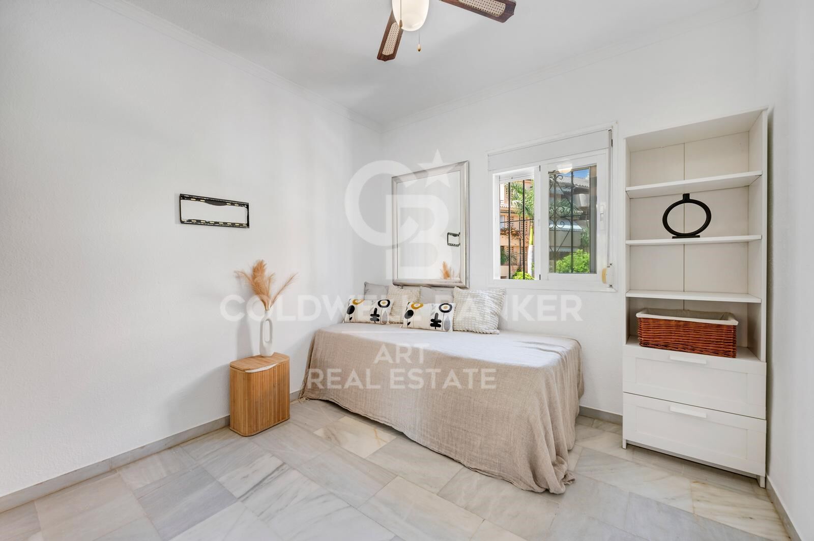 Elegante casa adosada en primera línea de playa con jardín privado y acceso directo a la piscina, El Rosario, Marbella
