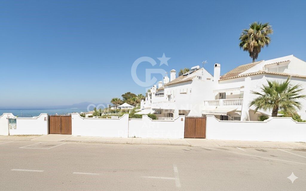 Elegante casa adosada en primera línea de playa con jardín privado y acceso directo a la piscina, El Rosario, Marbella