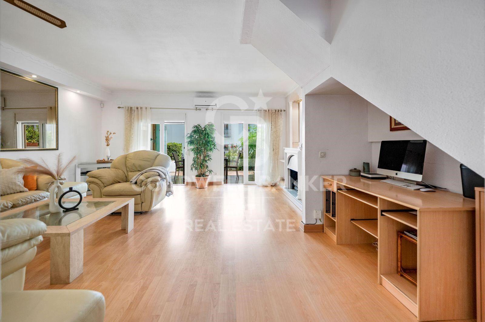 Elegante casa adosada en primera línea de playa con jardín privado y acceso directo a la piscina, El Rosario, Marbella