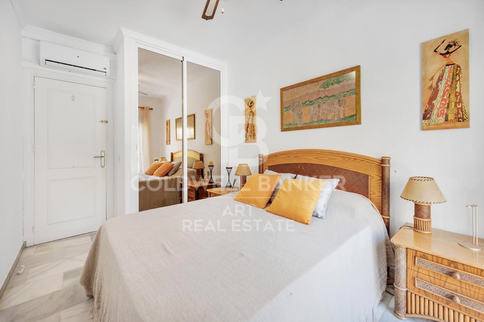Elegante casa adosada en primera línea de playa con jardín privado y acceso directo a la piscina, El Rosario, Marbella