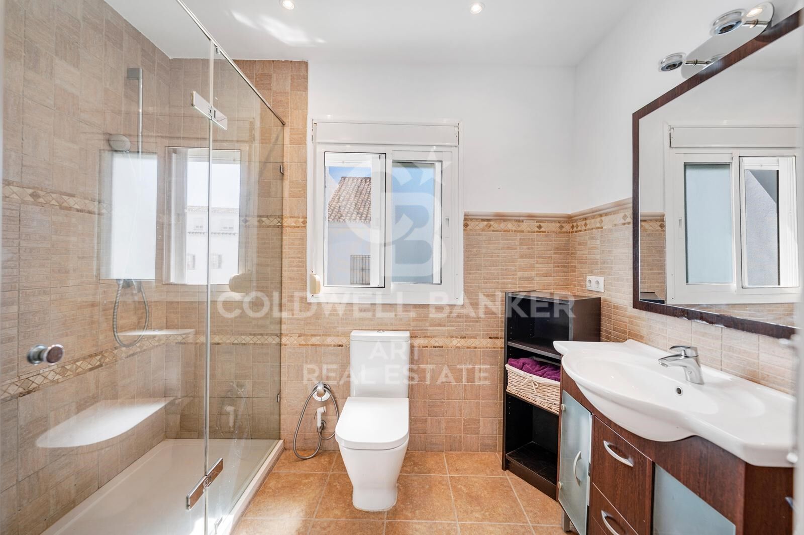 Elegante casa adosada en primera línea de playa con jardín privado y acceso directo a la piscina, El Rosario, Marbella