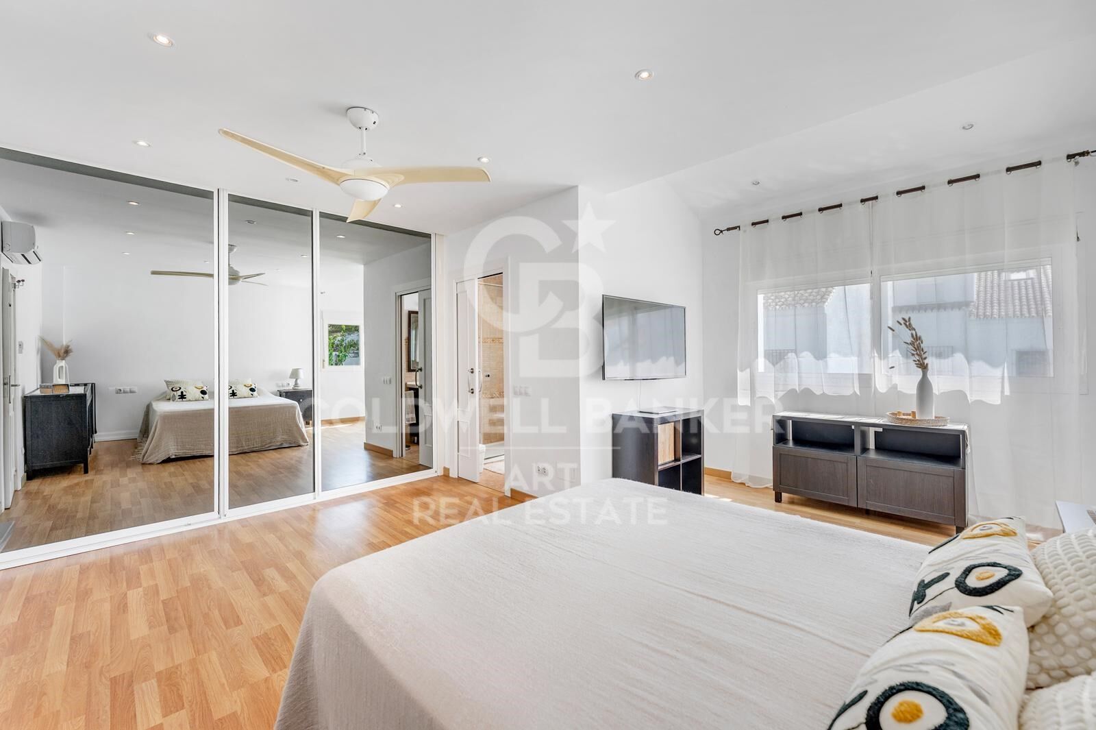 Elegante casa adosada en primera línea de playa con jardín privado y acceso directo a la piscina, El Rosario, Marbella