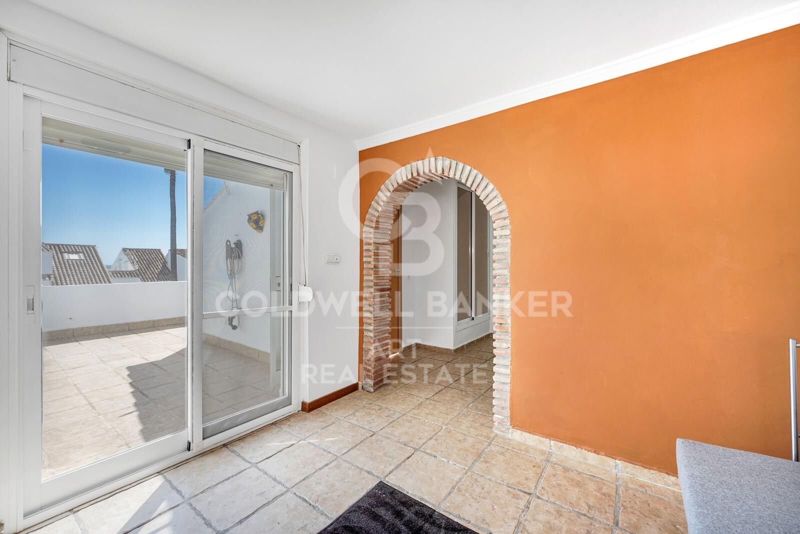 Elegante casa adosada en primera línea de playa con jardín privado y acceso directo a la piscina, El Rosario, Marbella