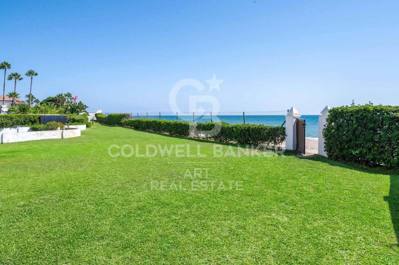 Elegante casa adosada en primera línea de playa con jardín privado y acceso directo a la piscina, El Rosario, Marbella