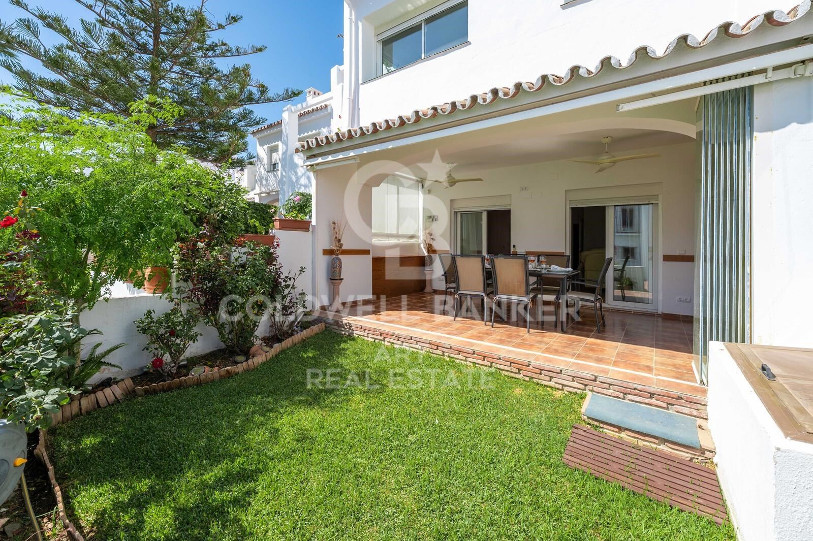 Elegante casa adosada en primera línea de playa con jardín privado y acceso directo a la piscina, El Rosario, Marbella